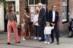 Naarden 24 september 2021
Nina ten Brink de dochter van Robert ten Brink en zijn vrouw Roos trouwt in het gemeentehuis van Naarden Vesting met haar man Laurens Jan . Ze arriveren in een bakfiets.