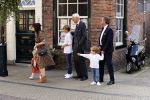Naarden 24 september 2021
Nina ten Brink de dochter van Robert ten Brink en zijn vrouw Roos trouwt in het gemeentehuis van Naarden Vesting met haar man Laurens Jan . Ze arriveren in een bakfiets.