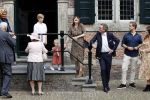 Naarden 24 september 2021
Nina ten Brink de dochter van Robert ten Brink en zijn vrouw Roos trouwt in het gemeentehuis van Naarden Vesting met haar man Laurens Jan . Ze arriveren in een bakfiets.