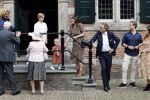 Naarden 24 september 2021
Nina ten Brink de dochter van Robert ten Brink en zijn vrouw Roos trouwt in het gemeentehuis van Naarden Vesting met haar man Laurens Jan . Ze arriveren in een bakfiets.