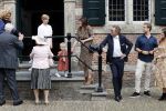 Naarden 24 september 2021
Nina ten Brink de dochter van Robert ten Brink en zijn vrouw Roos trouwt in het gemeentehuis van Naarden Vesting met haar man Laurens Jan . Ze arriveren in een bakfiets.