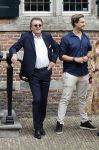 Naarden 24 september 2021
Nina ten Brink de dochter van Robert ten Brink en zijn vrouw Roos trouwt in het gemeentehuis van Naarden Vesting met haar man Laurens Jan . Ze arriveren in een bakfiets.