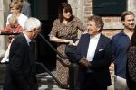 Naarden 24 september 2021
Nina ten Brink de dochter van Robert ten Brink en zijn vrouw Roos trouwt in het gemeentehuis van Naarden Vesting met haar man Laurens Jan . Ze arriveren in een bakfiets.