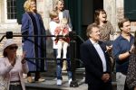 Naarden 24 september 2021
Nina ten Brink de dochter van Robert ten Brink en zijn vrouw Roos trouwt in het gemeentehuis van Naarden Vesting met haar man Laurens Jan . Ze arriveren in een bakfiets.