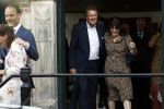 Naarden 24 september 2021
Nina ten Brink de dochter van Robert ten Brink en zijn vrouw Roos trouwt in het gemeentehuis van Naarden Vesting met haar man Laurens Jan . Ze arriveren in een bakfiets.