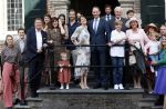 Naarden 24 september 2021
Nina ten Brink de dochter van Robert ten Brink en zijn vrouw Roos trouwt in het gemeentehuis van Naarden Vesting met haar man Laurens Jan . Ze arriveren in een bakfiets.