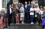 Naarden 24 september 2021
Nina ten Brink de dochter van Robert ten Brink en zijn vrouw Roos trouwt in het gemeentehuis van Naarden Vesting met haar man Laurens Jan . Ze arriveren in een bakfiets.