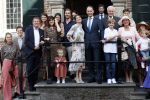 Naarden 24 september 2021
Nina ten Brink de dochter van Robert ten Brink en zijn vrouw Roos trouwt in het gemeentehuis van Naarden Vesting met haar man Laurens Jan . Ze arriveren in een bakfiets.