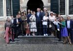 Naarden 24 september 2021
Nina ten Brink de dochter van Robert ten Brink en zijn vrouw Roos trouwt in het gemeentehuis van Naarden Vesting met haar man Laurens Jan . Ze arriveren in een bakfiets.