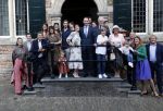 Naarden 24 september 2021
Nina ten Brink de dochter van Robert ten Brink en zijn vrouw Roos trouwt in het gemeentehuis van Naarden Vesting met haar man Laurens Jan . Ze arriveren in een bakfiets.