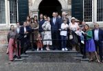 Naarden 24 september 2021
Nina ten Brink de dochter van Robert ten Brink en zijn vrouw Roos trouwt in het gemeentehuis van Naarden Vesting met haar man Laurens Jan . Ze arriveren in een bakfiets.