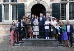Naarden 24 september 2021
Nina ten Brink de dochter van Robert ten Brink en zijn vrouw Roos trouwt in het gemeentehuis van Naarden Vesting met haar man Laurens Jan . Ze arriveren in een bakfiets.