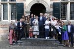 Naarden 24 september 2021
Nina ten Brink de dochter van Robert ten Brink en zijn vrouw Roos trouwt in het gemeentehuis van Naarden Vesting met haar man Laurens Jan . Ze arriveren in een bakfiets.