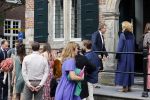 Naarden 24 september 2021
Nina ten Brink de dochter van Robert ten Brink en zijn vrouw Roos trouwt in het gemeentehuis van Naarden Vesting met haar man Laurens Jan . Ze arriveren in een bakfiets.