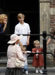 Naarden 24 september 2021
Nina ten Brink de dochter van Robert ten Brink en zijn vrouw Roos trouwt in het gemeentehuis van Naarden Vesting met haar man Laurens Jan . Ze arriveren in een bakfiets.