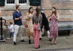 Naarden 24 september 2021
Nina ten Brink de dochter van Robert ten Brink en zijn vrouw Roos trouwt in het gemeentehuis van Naarden Vesting met haar man Laurens Jan . Ze arriveren in een bakfiets.