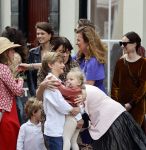 Naarden 24 september 2021
Nina ten Brink de dochter van Robert ten Brink en zijn vrouw Roos trouwt in het gemeentehuis van Naarden Vesting met haar man Laurens Jan . Ze arriveren in een bakfiets.
