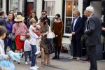 Naarden 24 september 2021
Nina ten Brink de dochter van Robert ten Brink en zijn vrouw Roos trouwt in het gemeentehuis van Naarden Vesting met haar man Laurens Jan . Ze arriveren in een bakfiets.