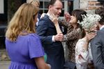 Naarden 24 september 2021
Nina ten Brink de dochter van Robert ten Brink en zijn vrouw Roos trouwt in het gemeentehuis van Naarden Vesting met haar man Laurens Jan . Ze arriveren in een bakfiets.