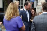 Naarden 24 september 2021
Nina ten Brink de dochter van Robert ten Brink en zijn vrouw Roos trouwt in het gemeentehuis van Naarden Vesting met haar man Laurens Jan . Ze arriveren in een bakfiets.