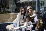 Amsterdam 18 september 2021
Rose Bertram met haar kinderen een een vriendin op terras.