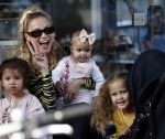 Amsterdam 18 september 2021
Rose Bertram met haar kinderen een een vriendin op terras.
