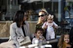 Amsterdam 18 september 2021
Rose Bertram met haar kinderen een een vriendin op terras.