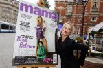 Amsterdam 23 september 2021
Rose Bertram onthult de cover van Fabulous Mama met zichzelf op de cover bij Cafe de Waard