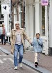 Amsterdam 2 oktober 2021
Ruud de Wild met zijn dochter Teddy  aan het winkelen in de 9 straatjes