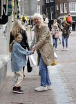 Amsterdam 2 oktober 2021
Ruud de Wild met zijn dochter Teddy  aan het winkelen in de 9 straatjes