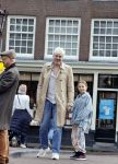 Amsterdam 2 oktober 2021
Ruud de Wild met zijn dochter Teddy  aan het winkelen in de 9 straatjes