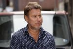 Vlaardingen 17 september 2021
Bas v Toor viert zijn 86e verjaardag . Er is een defile met Bassie en Adriaan auto's. Ook de vrouw van Bas , Coby zijn dochter Liesbeth en schoonzoon Evert waren aanwezig. Sander de Kramer
