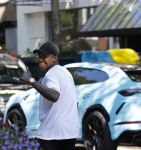 Amsterdam 8 september 2021
Steven Bergwijn met zijn vriendin Sem Smit op de cornelis schuytstraat. Steven rijdt in een Lamborghini Urus.
