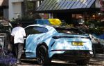 Amsterdam 8 september 2021
Steven Bergwijn met zijn vriendin Sem Smit op de cornelis schuytstraat. Steven rijdt in een Lamborghini Urus.