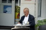 Amsterdam 17 september 2021
Theo Hiddema op terras en wandelend naar zijn huis