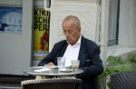Amsterdam 17 september 2021
Theo Hiddema op terras en wandelend naar zijn huis
