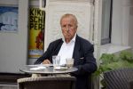 Amsterdam 17 september 2021
Theo Hiddema op terras en wandelend naar zijn huis