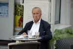 Amsterdam 17 september 2021
Theo Hiddema op terras en wandelend naar zijn huis