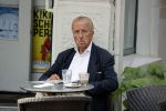 Amsterdam 17 september 2021
Theo Hiddema op terras en wandelend naar zijn huis