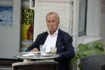 Amsterdam 17 september 2021
Theo Hiddema op terras en wandelend naar zijn huis