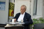 Amsterdam 17 september 2021
Theo Hiddema op terras en wandelend naar zijn huis
