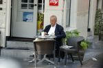 Amsterdam 17 september 2021
Theo Hiddema op terras en wandelend naar zijn huis