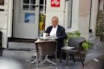 Amsterdam 17 september 2021
Theo Hiddema op terras en wandelend naar zijn huis