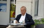 Amsterdam 17 september 2021
Theo Hiddema op terras en wandelend naar zijn huis