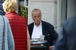 Amsterdam 17 september 2021
Theo Hiddema op terras en wandelend naar zijn huis