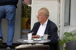 Amsterdam 17 september 2021
Theo Hiddema op terras en wandelend naar zijn huis