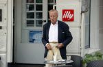 Amsterdam 17 september 2021
Theo Hiddema op terras en wandelend naar zijn huis