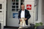 Amsterdam 17 september 2021
Theo Hiddema op terras en wandelend naar zijn huis