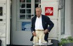 Amsterdam 17 september 2021
Theo Hiddema op terras en wandelend naar zijn huis