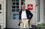 Amsterdam 17 september 2021
Theo Hiddema op terras en wandelend naar zijn huis